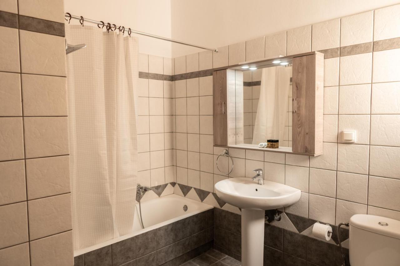 John'S Apartments Каристос Экстерьер фото
